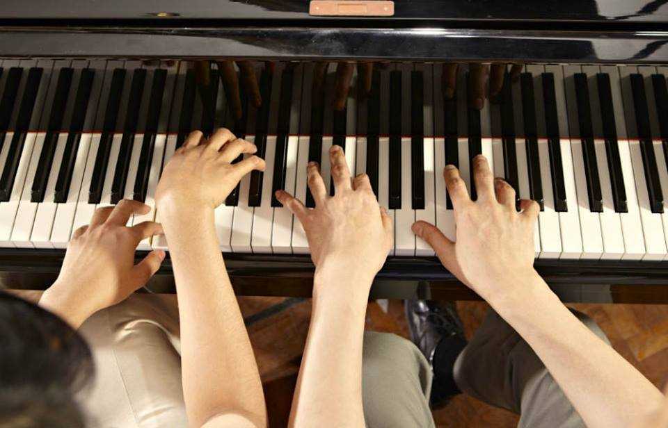 piano a cuatro manos